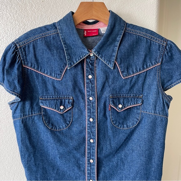 Levi’s Cherry Button Denim Raw Hem Western Short Sleeve Top Size Large - Picture 5 of 10